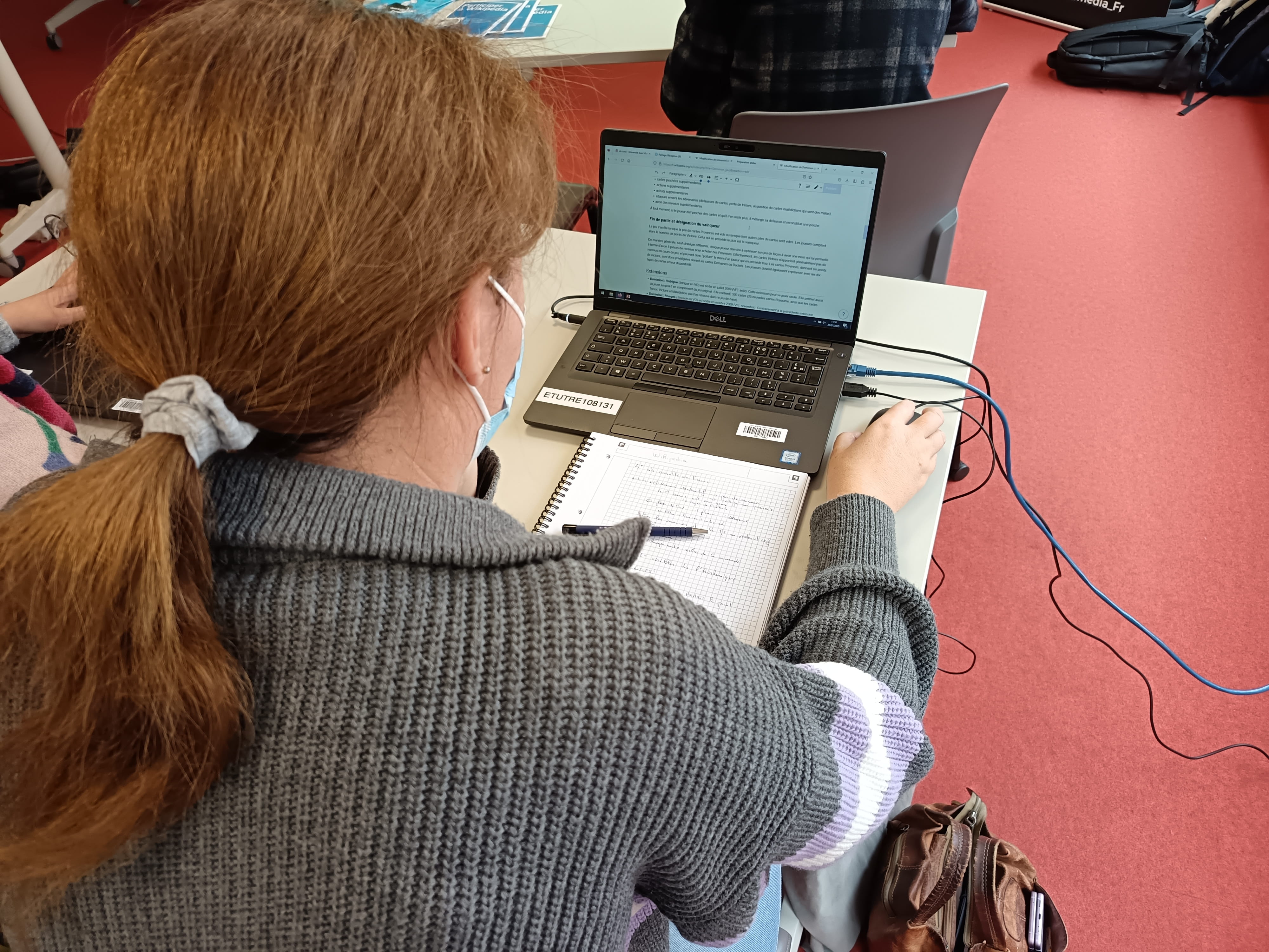 Une personne modifie Wikipédia lors d'un atelier.